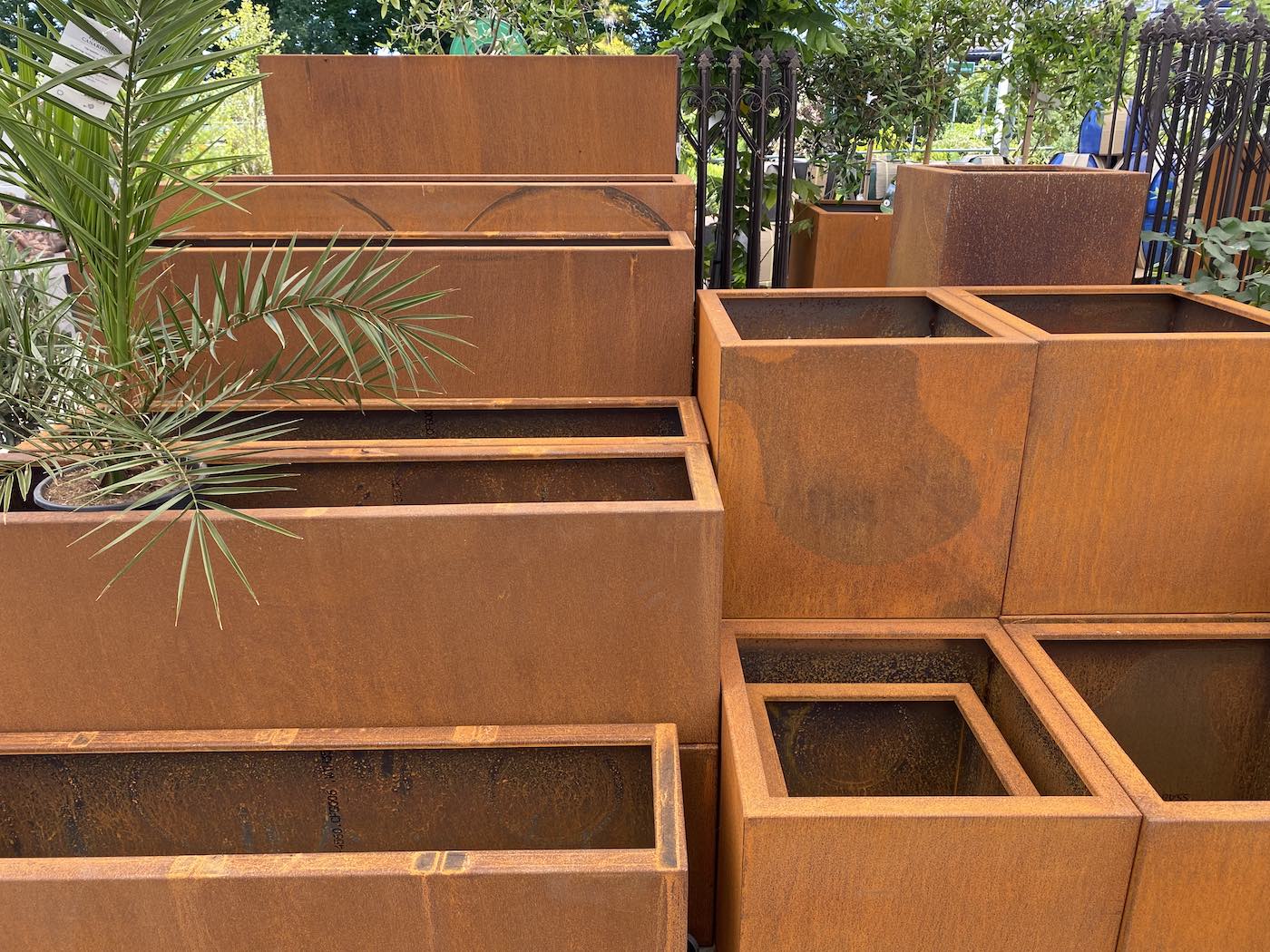 Horpestad-plantesalg-utekasser-i-kortenstål